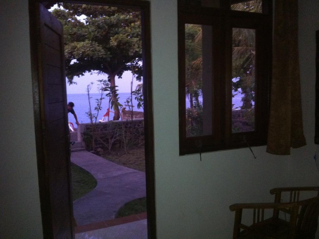 Amed Sari Beach Guesthouse Номер фото